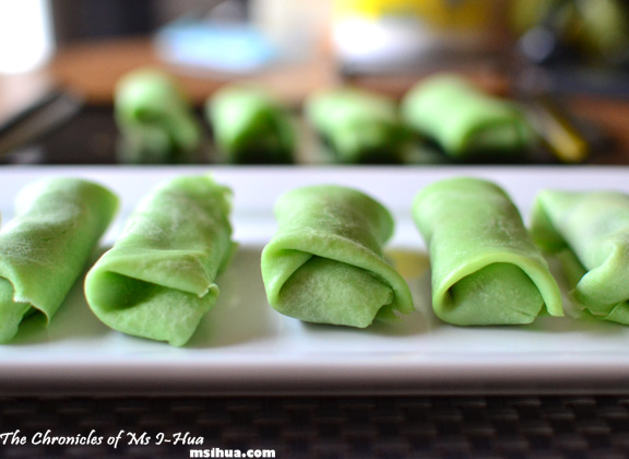 Kuih Dadar / Ketayap (Pandan Crepe Rolls with Caramelised 